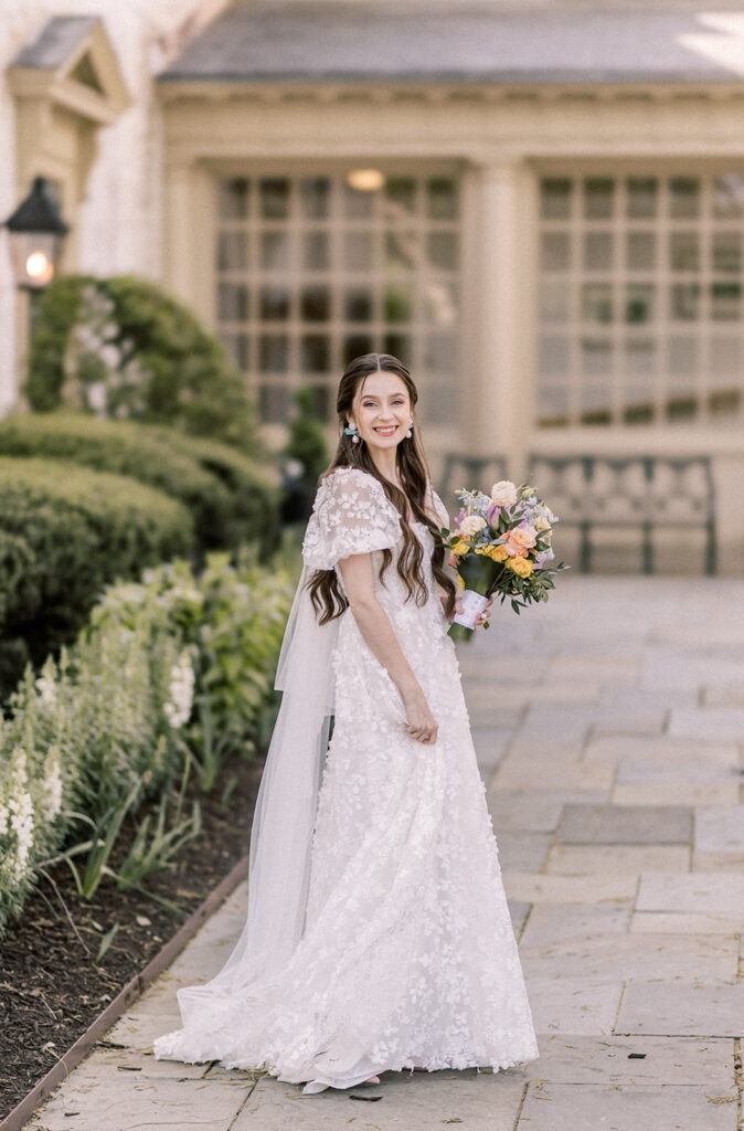 Colonial Williamsburg bride