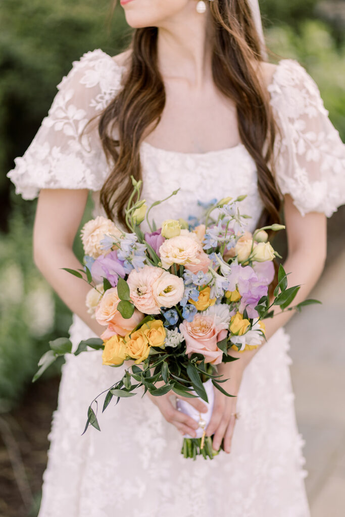 Colonial Williamsburg bride with bouquet at Williamsburg Inn